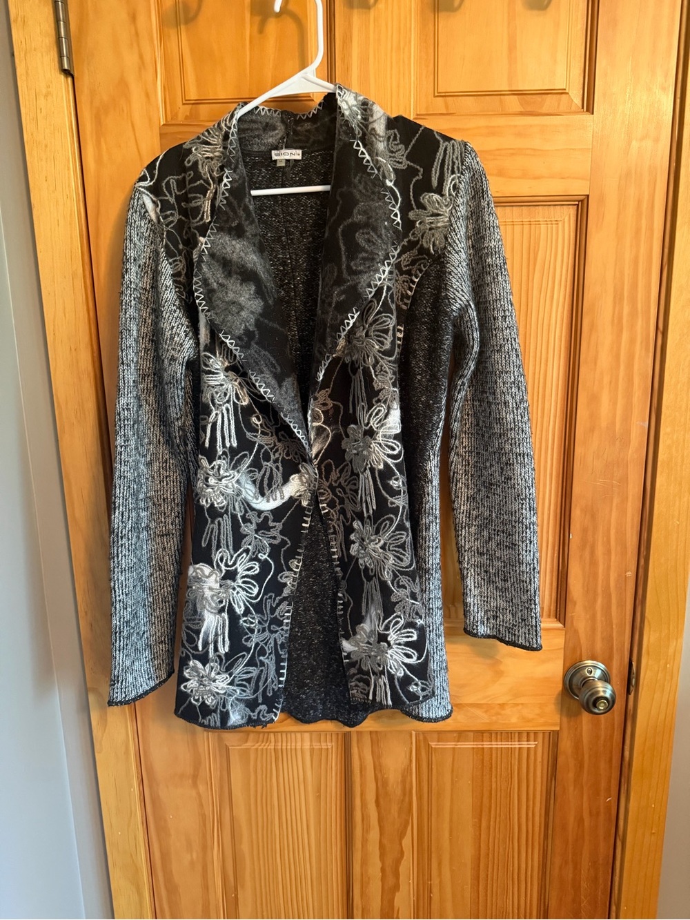 Sioni Black & Gray Floral Open-Front Blazer Jacket